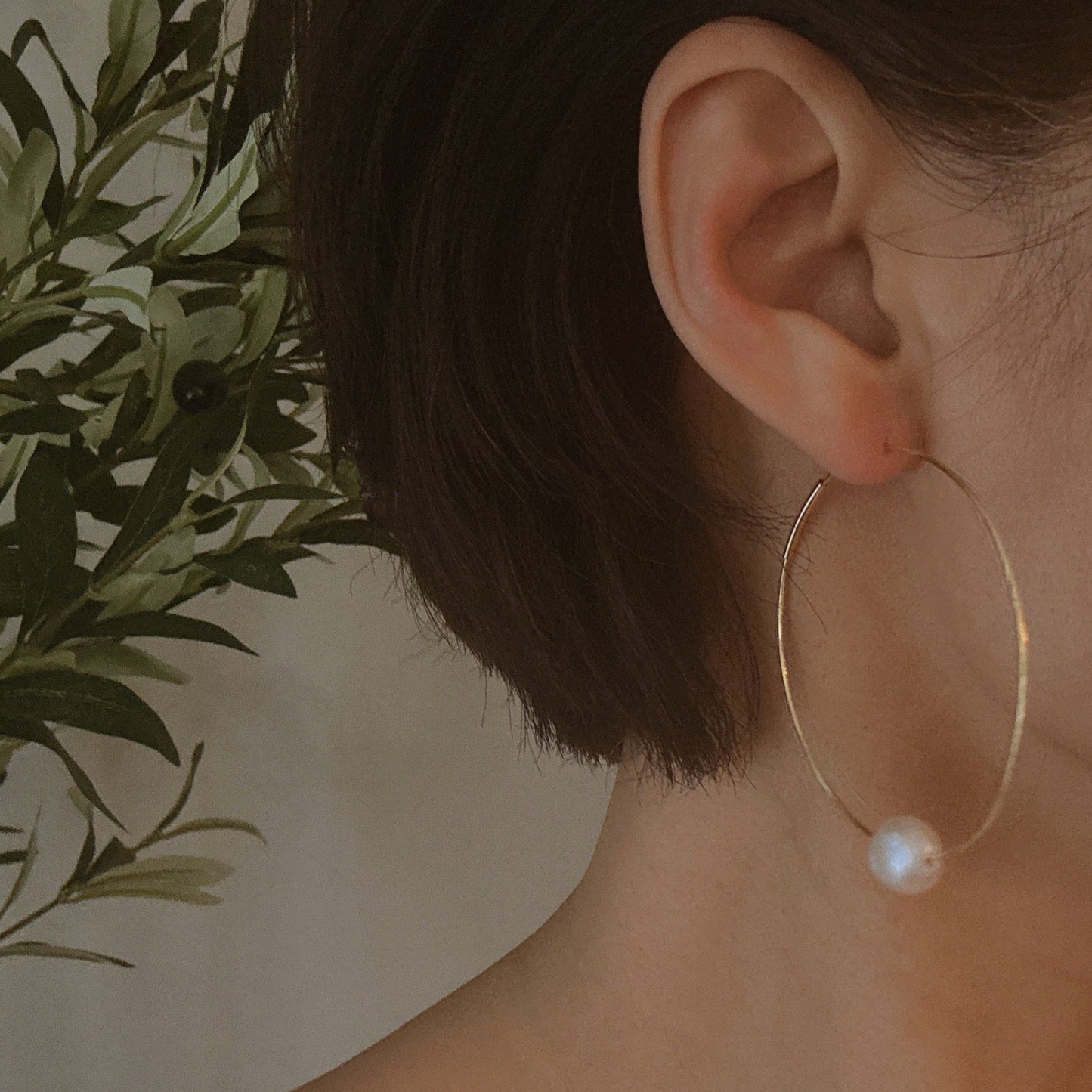 Radiant Glow™ Single Freshwater Pearl Hoop Earrings – 18K Gold Plated