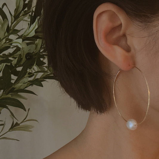 Radiant Glow™ Single Freshwater Pearl Hoop Earrings – 18K Gold Plated